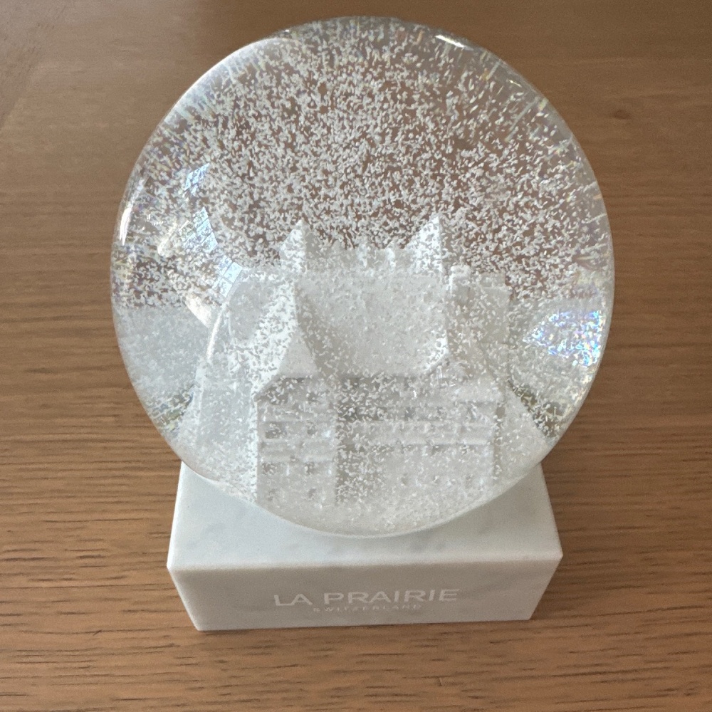 New La Prairie Snowglobe Winter 2023